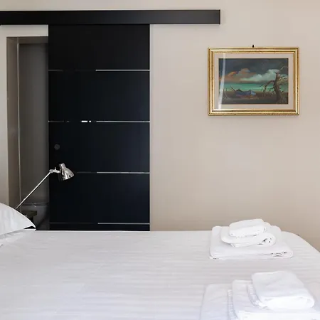 Elegant Few Steps From Bari's Heart 바리