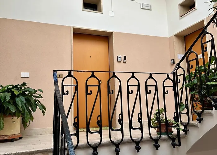 Elegant Few Steps From Bari's Heart *